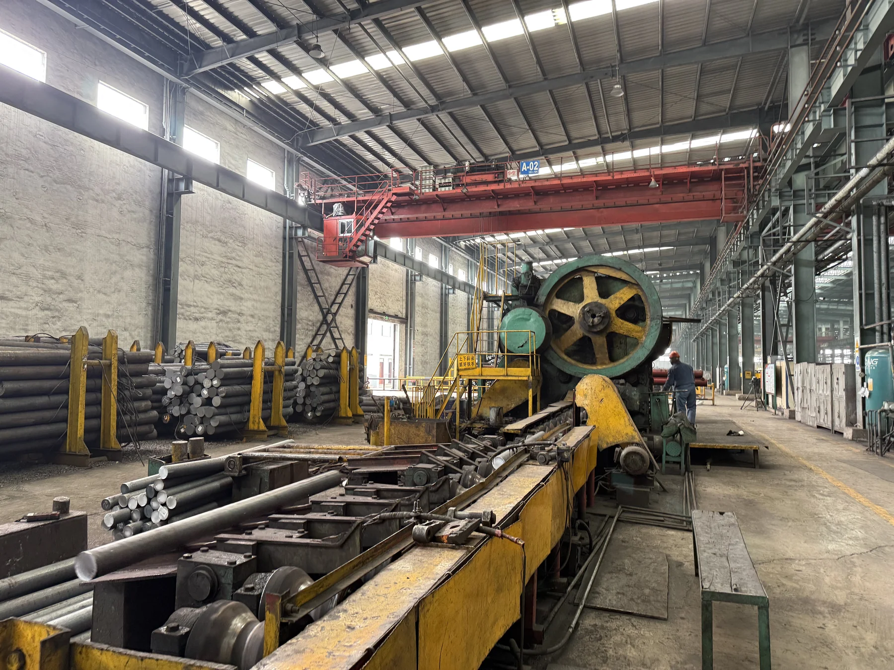 Sawing equipment and feed roller table