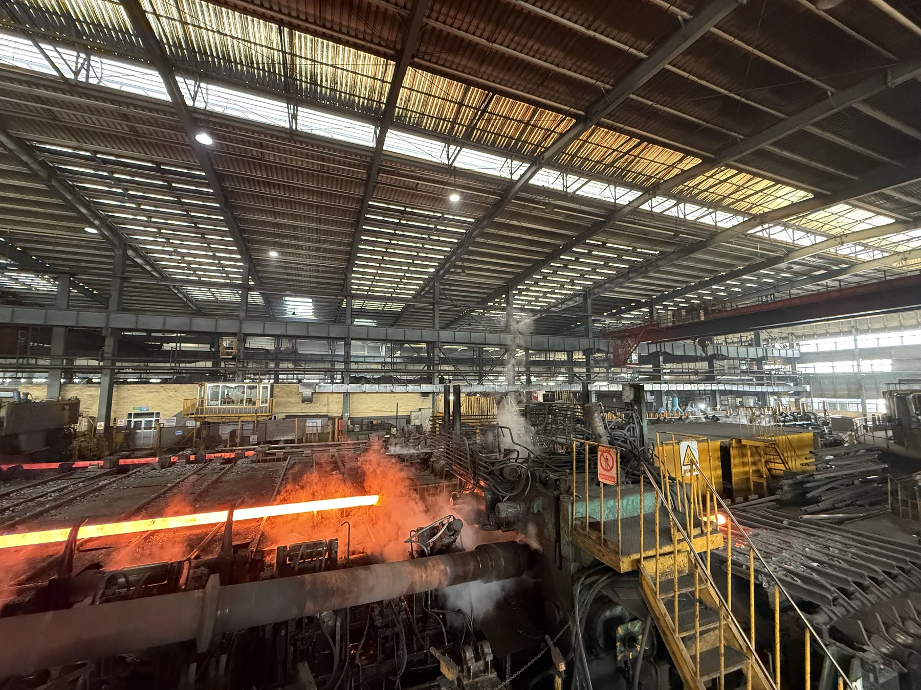 Hot rolling workshop and roller conveyor