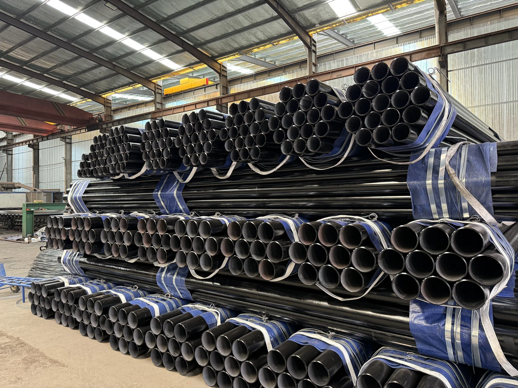 Bundled steel pipes with strapping