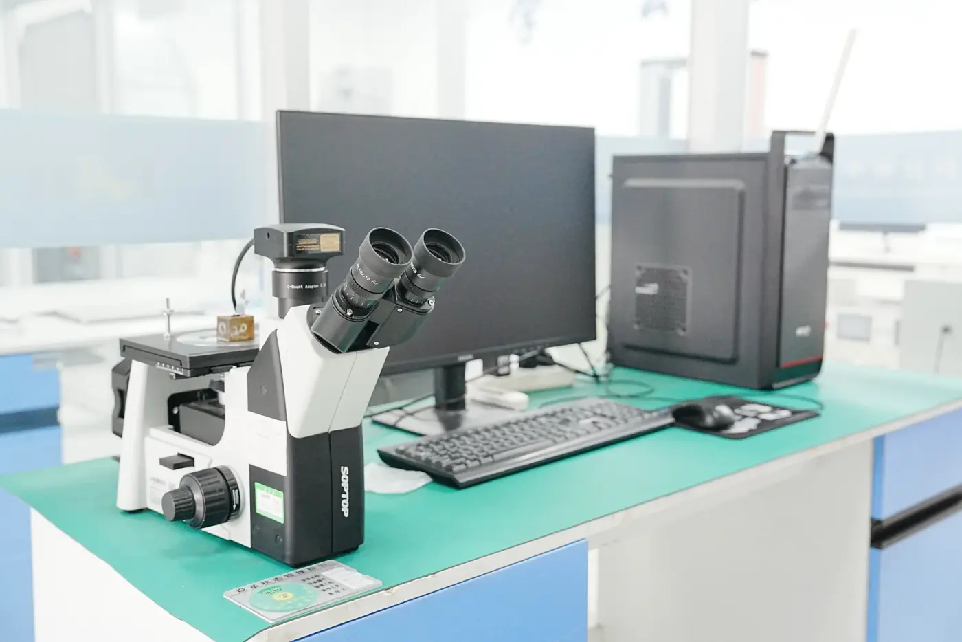 Laboratory microscope and computer for metallographic analysis